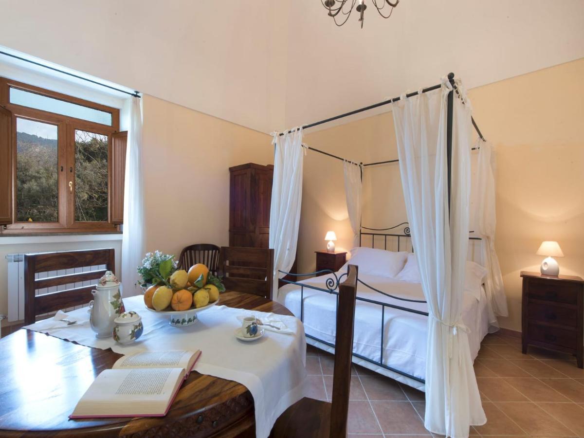 Апартаменты Casale Le Noci Вико-Экуенсе Экстерьер фото